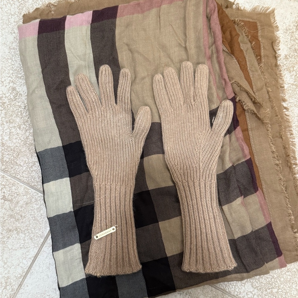 Beige Knit Gloves